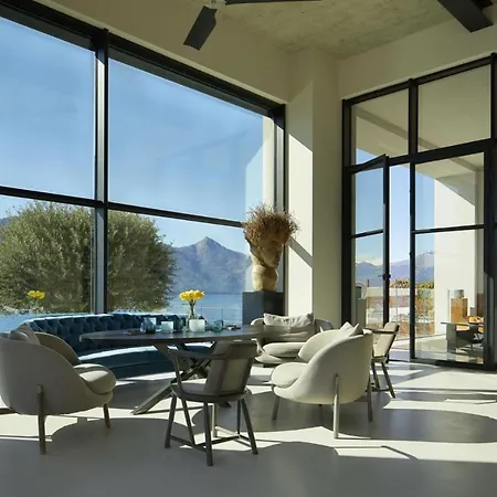 Incredibly Luxurious For 16 Guests With Pool And Jacuzzi
